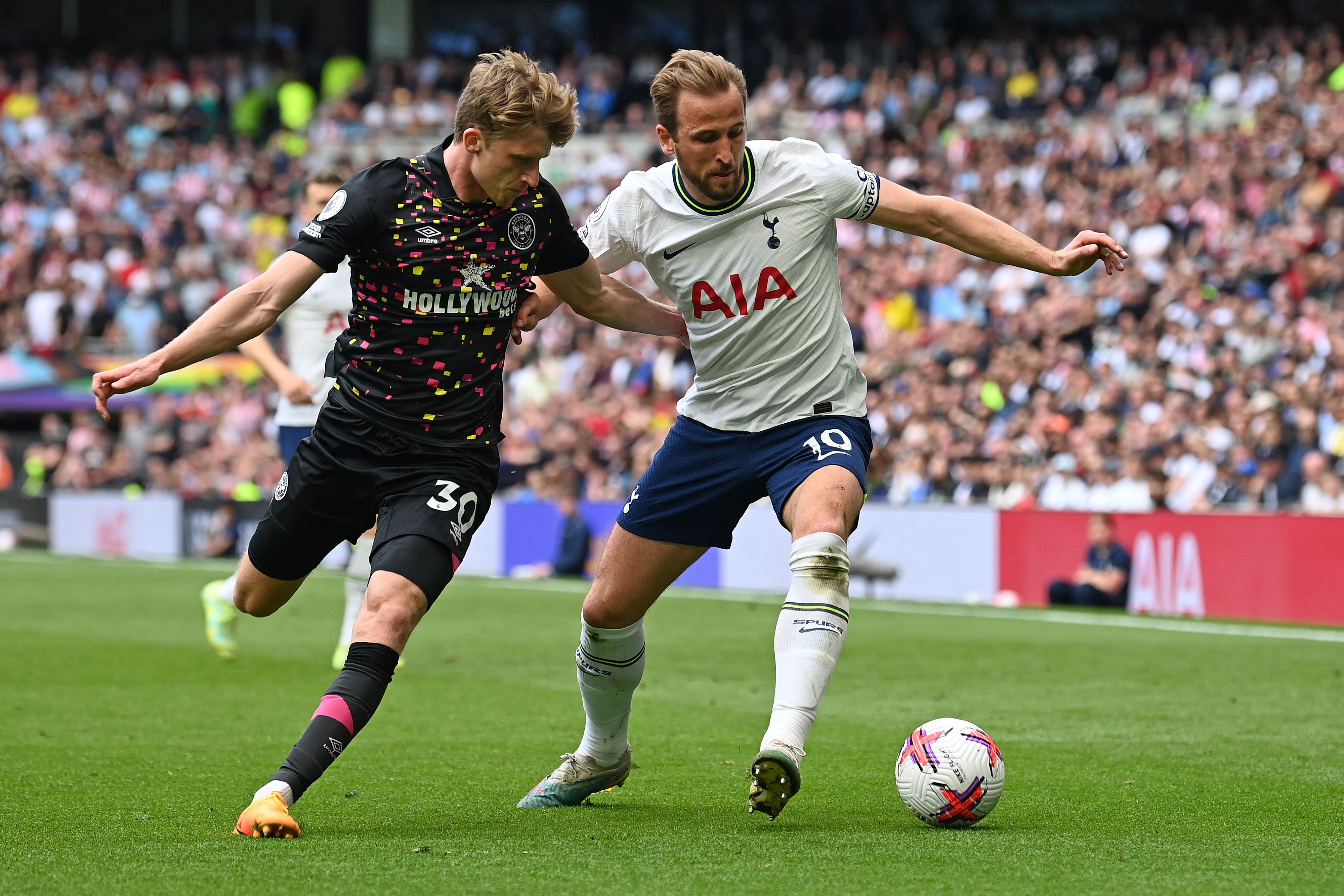 Penyerang Tottenham Hotspur Harry Kane berebut bola dengan bek Brentford Mads Roerslev