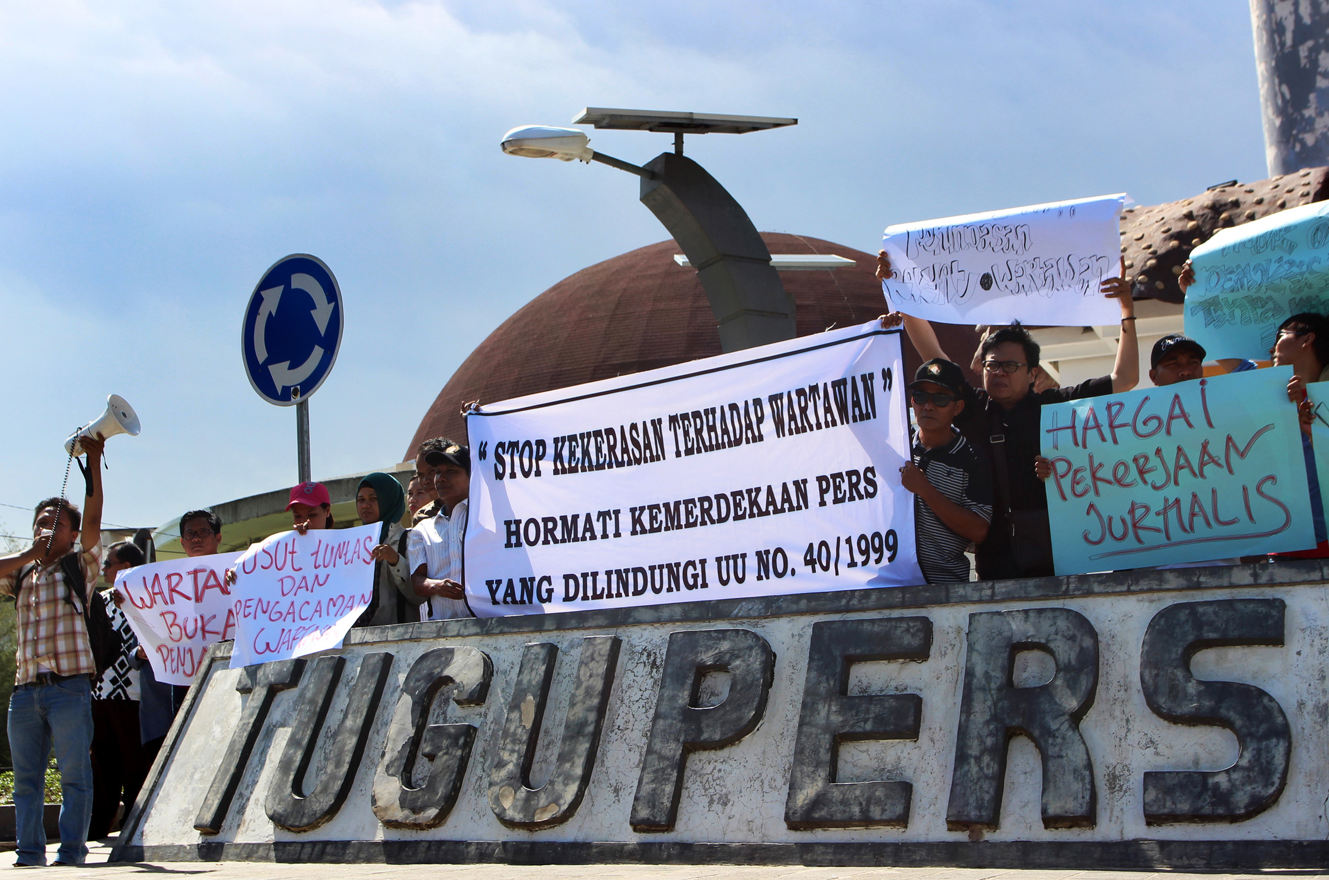 Jurnalis menggelar aksi solidaritas di Tugu Pers, Kota Bengkulu, Kamis (18/8/2016). 