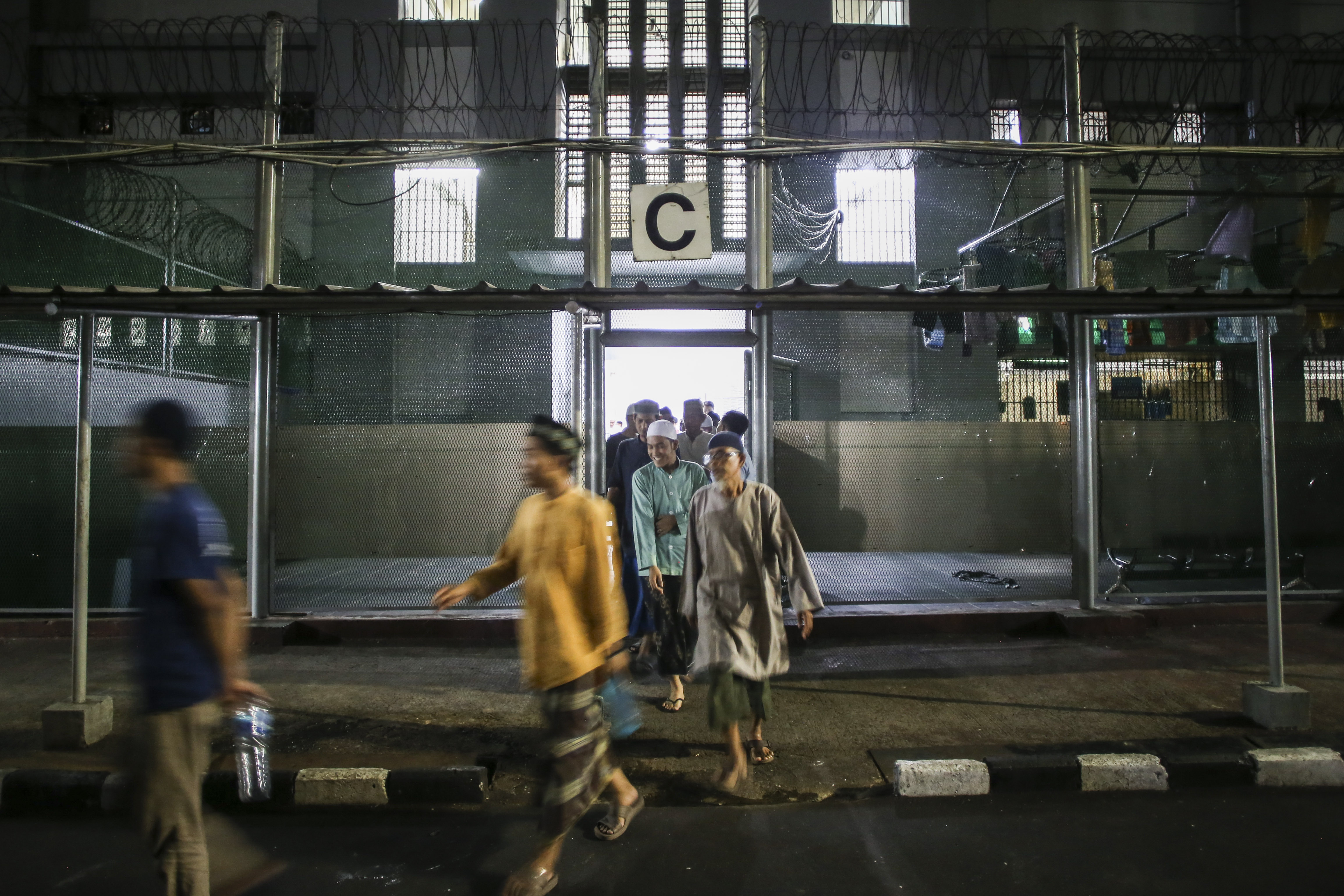 Warga binaan bersiap mengikuti shalat tarawih di Lembaga Pemasyarakatan Kelas I Cipinang, Jakarta, Selasa (4/4/2023)