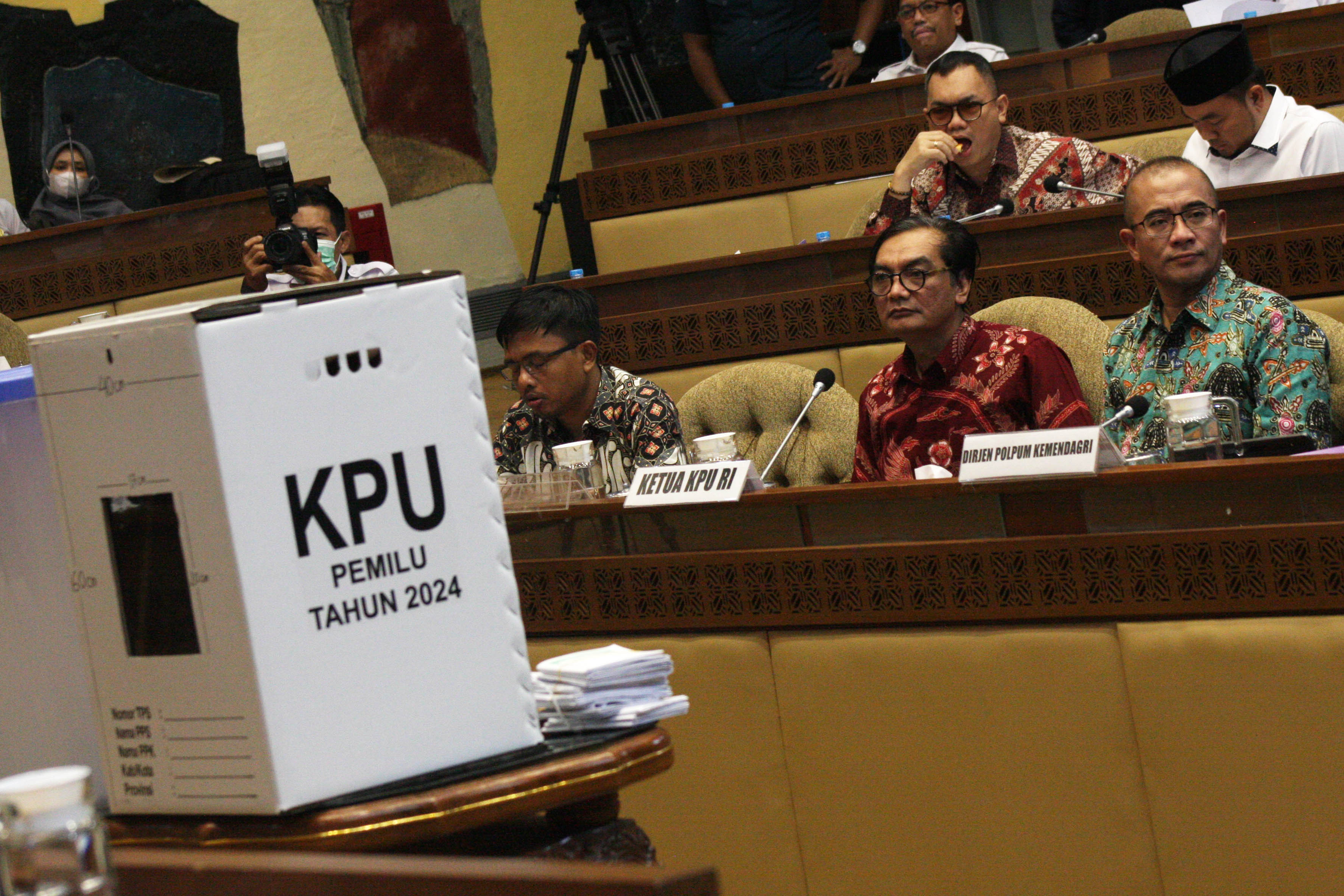 Contoh kotak suara diperlihatkan dalam RDP antara KPU dan DPR, Senin (29/5).