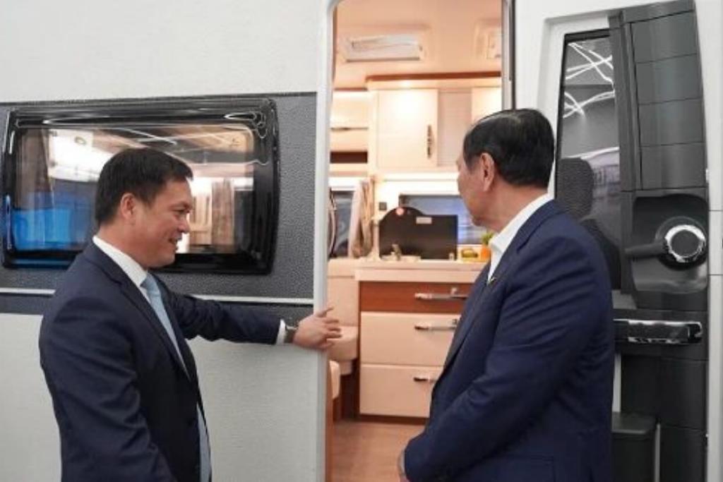 Menko Marves Luhut Pandjaitan bersama perwakilan China Jushi Co ltd