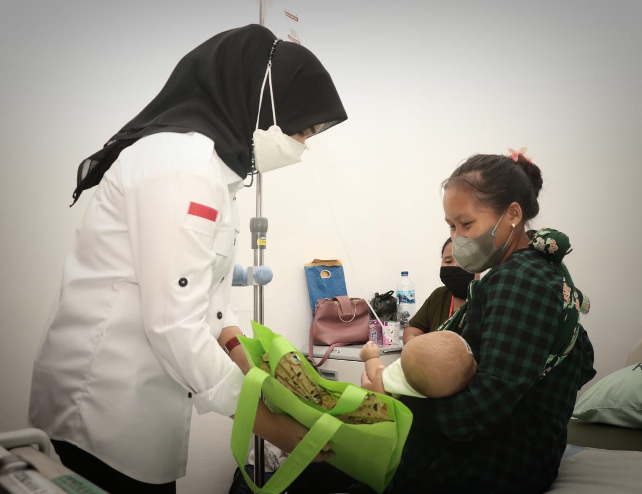 Ilustrasi pemeriksaan bayi dengan bibir sumbing.