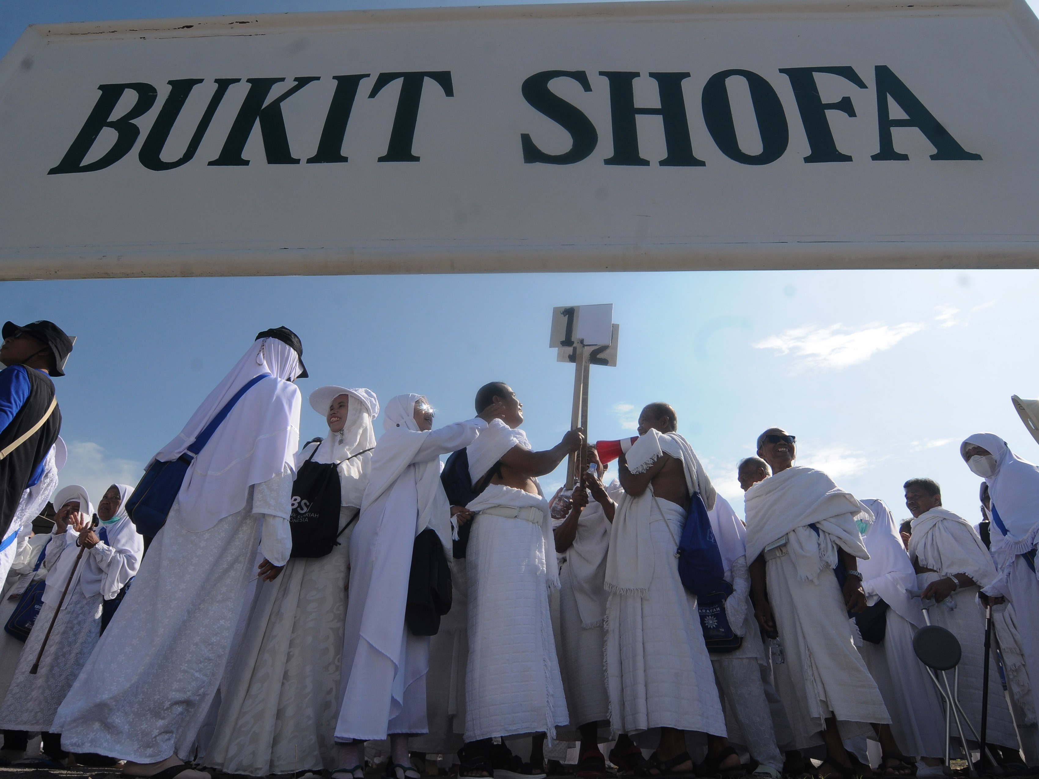 Sejumlah calon jemaah haji kabupaten Klaten mengikuti manasik haji di Klaten, Jawa Tengah, Kamis (11/5/2023).