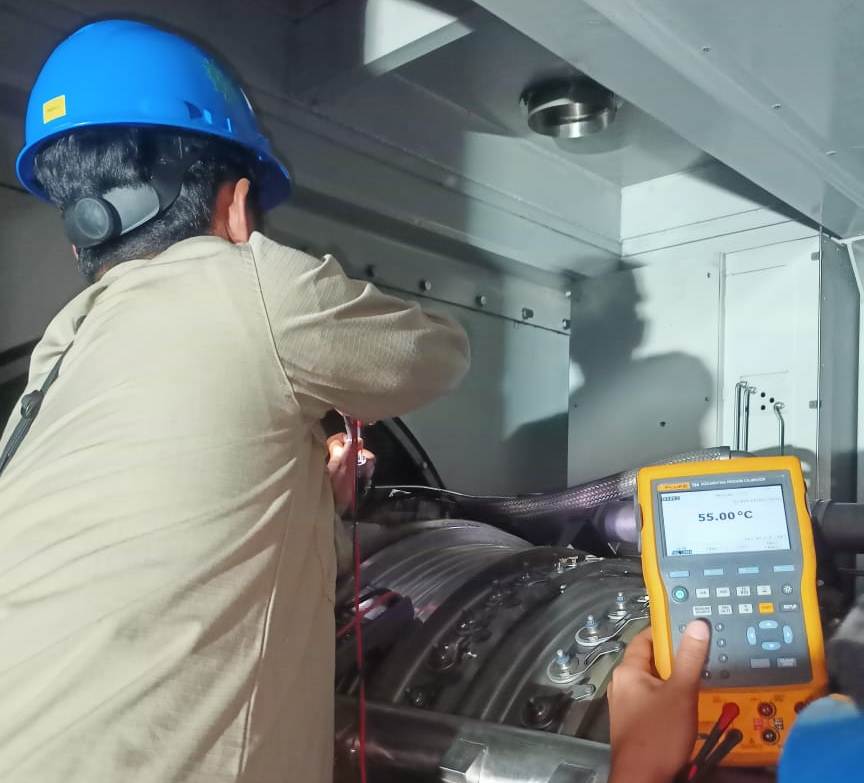 Petugas PLN Belitu memperbaiki Gardu Induk (GI) Suge tersambar petir pada Selasa (17/5) sore.