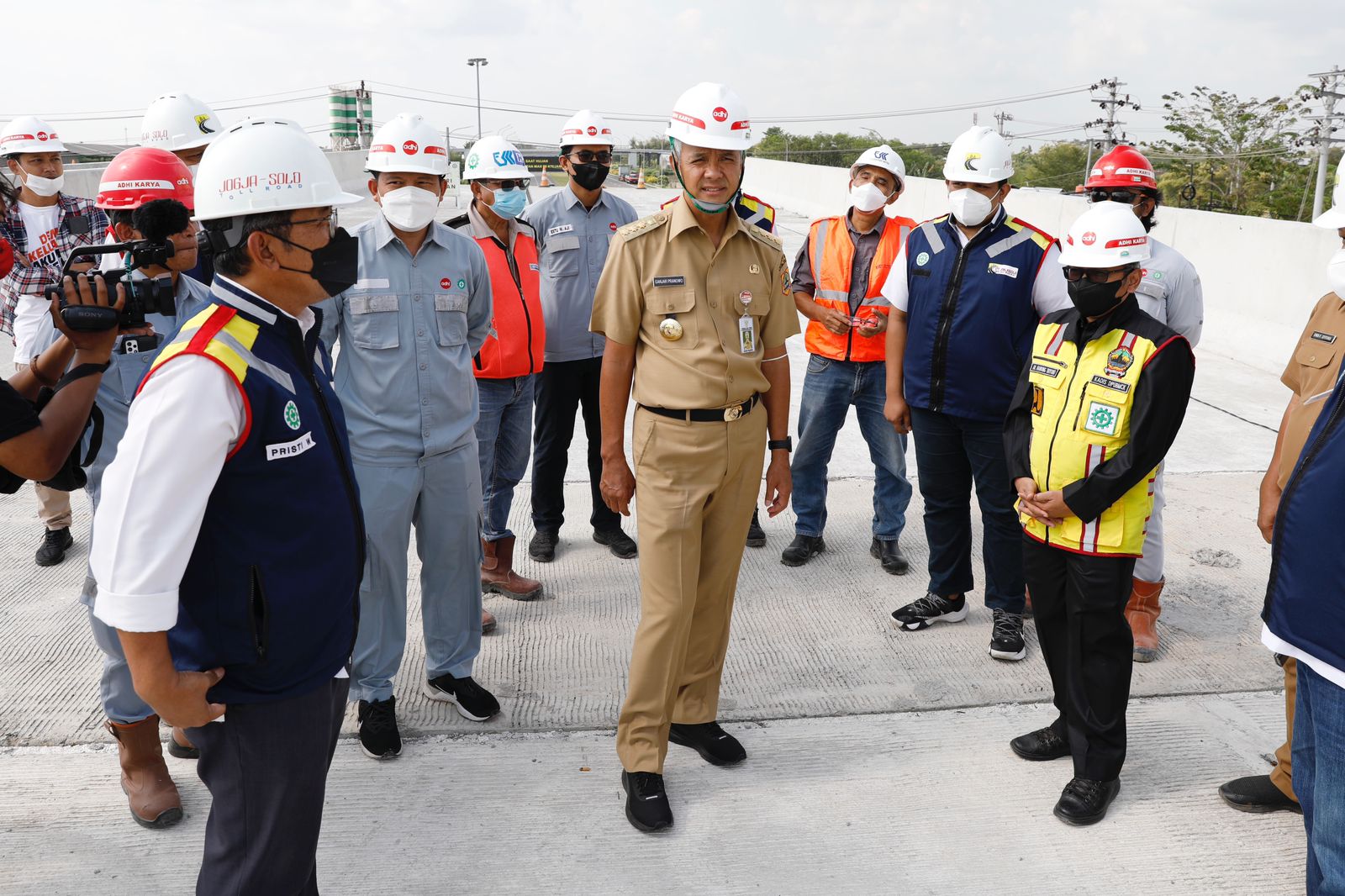 Gubernur Jateng Ganjar Pranowo (tengah) melakukan peninjuan pembanguan infrastruktur di wilayah Jateng.