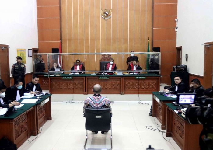 Mantan Kapolda Sumatera Barat, Irjen Pol Teddy Minahasa Putra dituntut hukuman mati.  