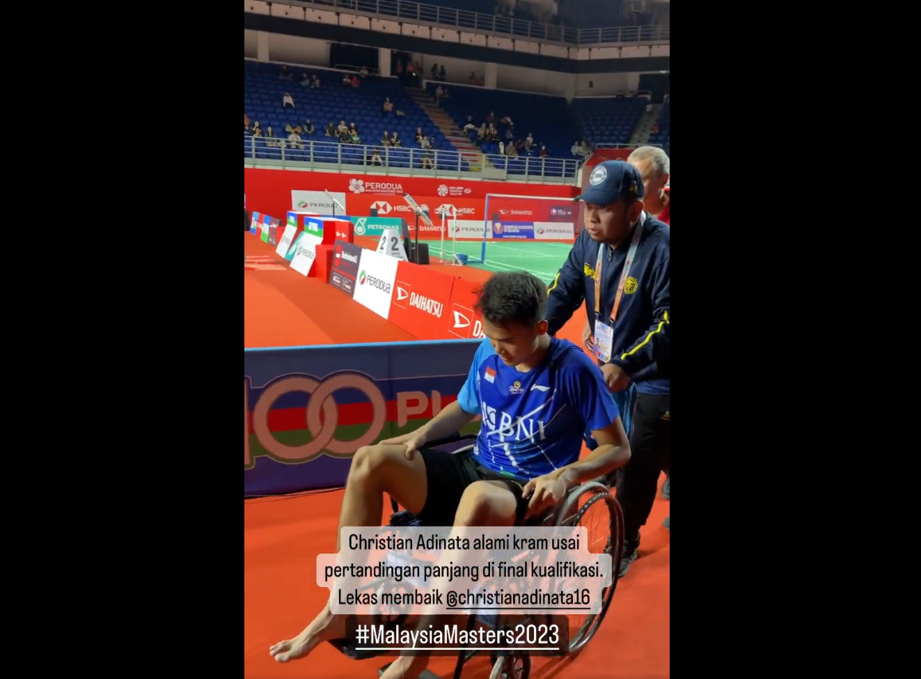 Atlet bulu tangkis Christian Adinata alami kram seusai bertanding di hari pertama Malaysia Masters 2023, di Kuala Lumpur, Selasa (23/5).