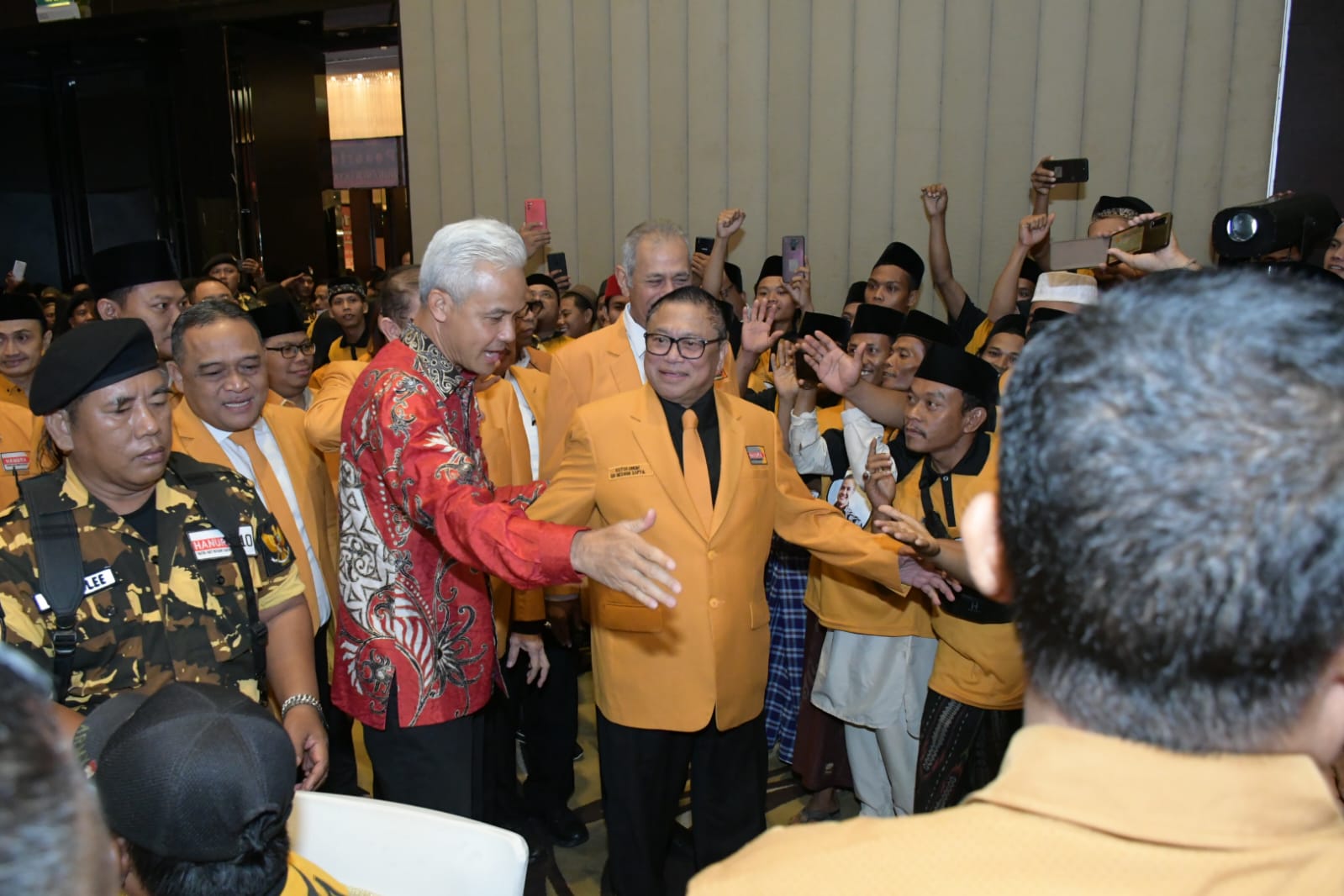 Gubernur Jateng Ganjar Pranowo bersama Ketum DPP Hanura Oesman Sapta