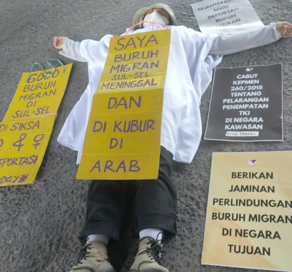 Peraga dan aksi teatrikal pada aksi buruh di Kota Makassar, Sulawesi Selatan