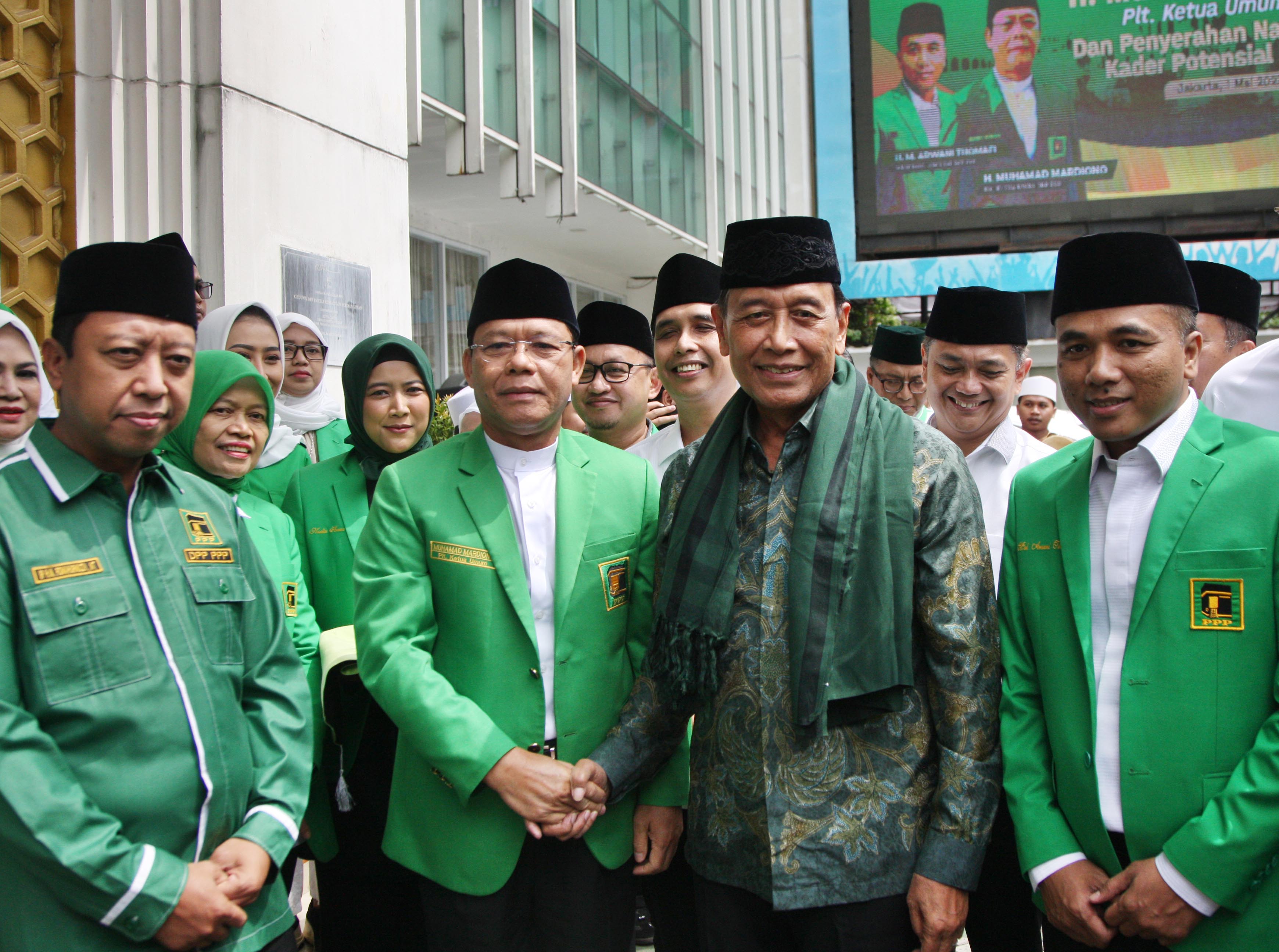 Plt Ketua Umum PPP Muhammad Mardiono (kedua kiri) menyambut kunjungan Mantan Ketua Umum Partai Hanura Wiranto (kedua kanan), Senin (1/5).