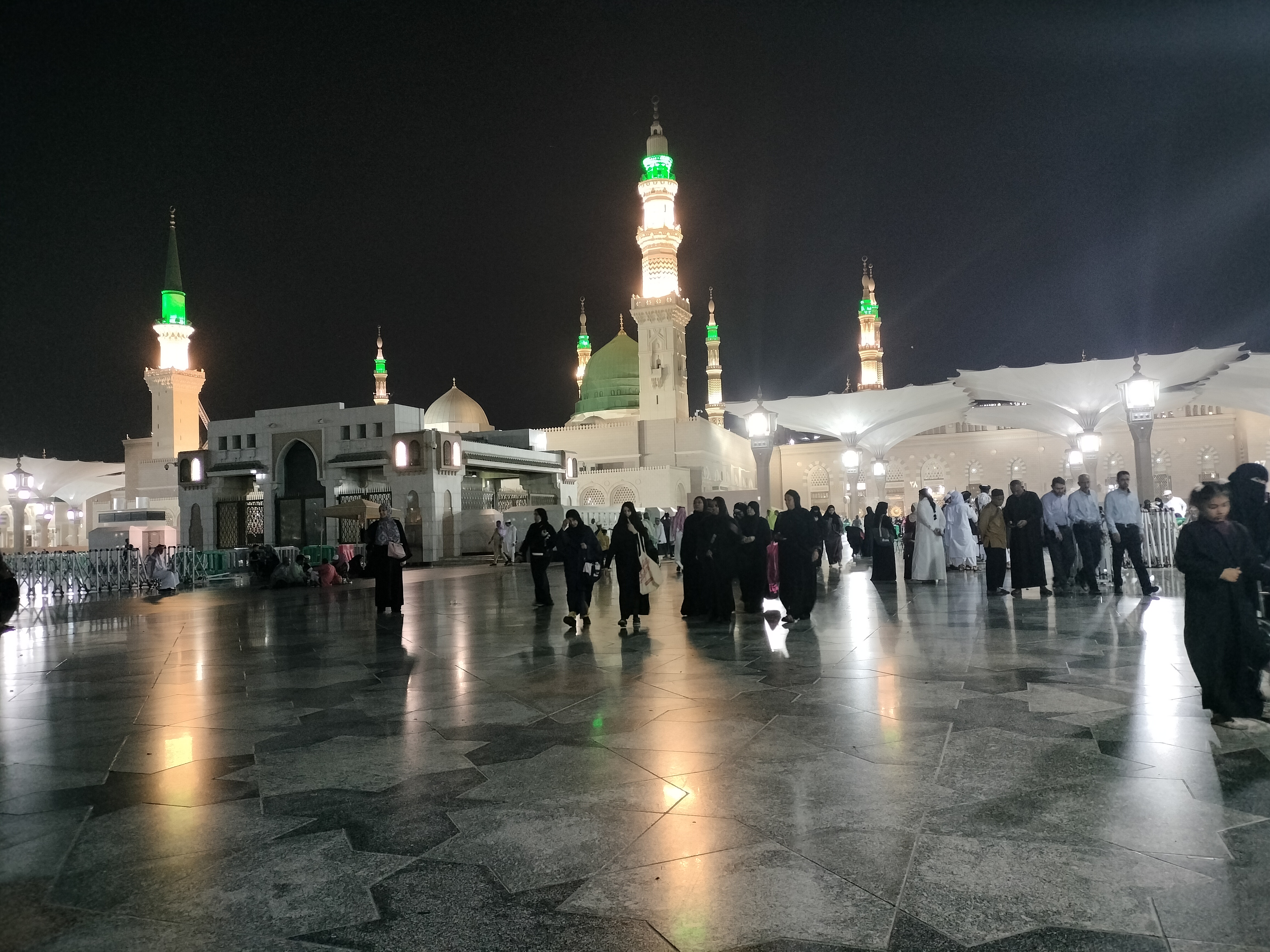 Suasana Masjid Nabawi, Madinah, Sabtu (27/5) malam.