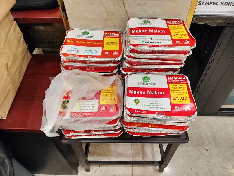 Sample boks makanan untuk jemaah haji reguler. Selama di Madinah, tiap jemaah mendapatkan layanan konsumsi tiga kali sehari.