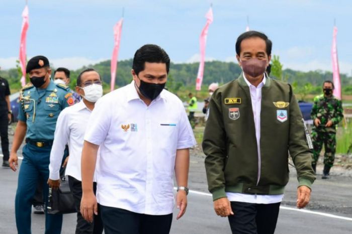 Presiden Joko Widodo (kanan) bersama Menteri BUMN Erick Thohir.