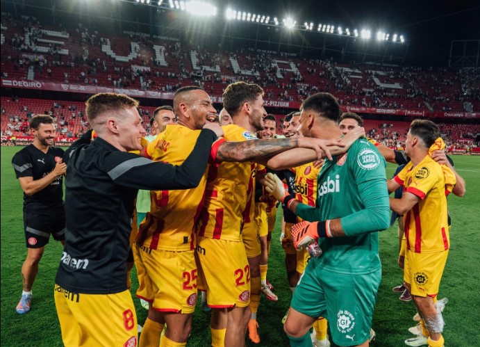 Para pemain Girona melakukan selebrasi usai mengalahkan Sevilla di laga La Liga.
