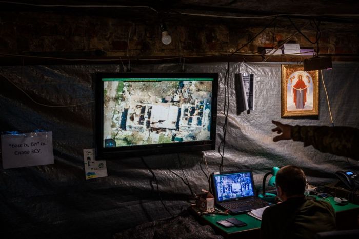 Seorang tentara Ukraina tengah melihat tangkapan kamera dari pesawat drone di Donetsk.