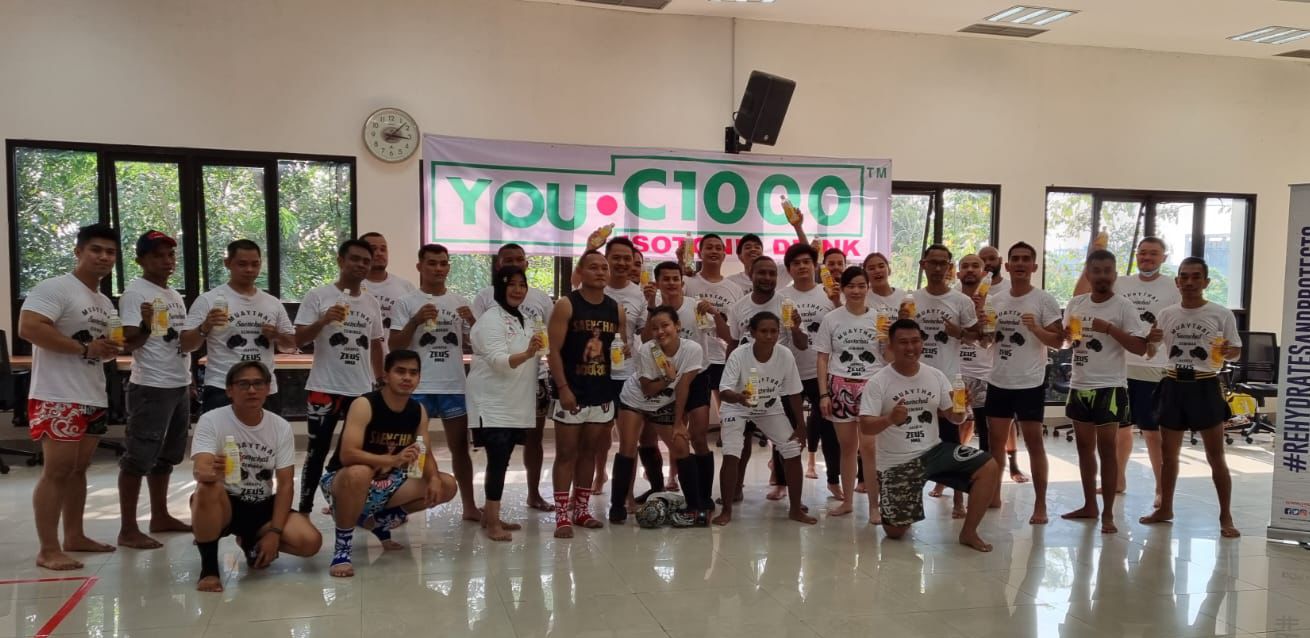 Saenchai saat berlatih dengan atlet muay thai Jakarta