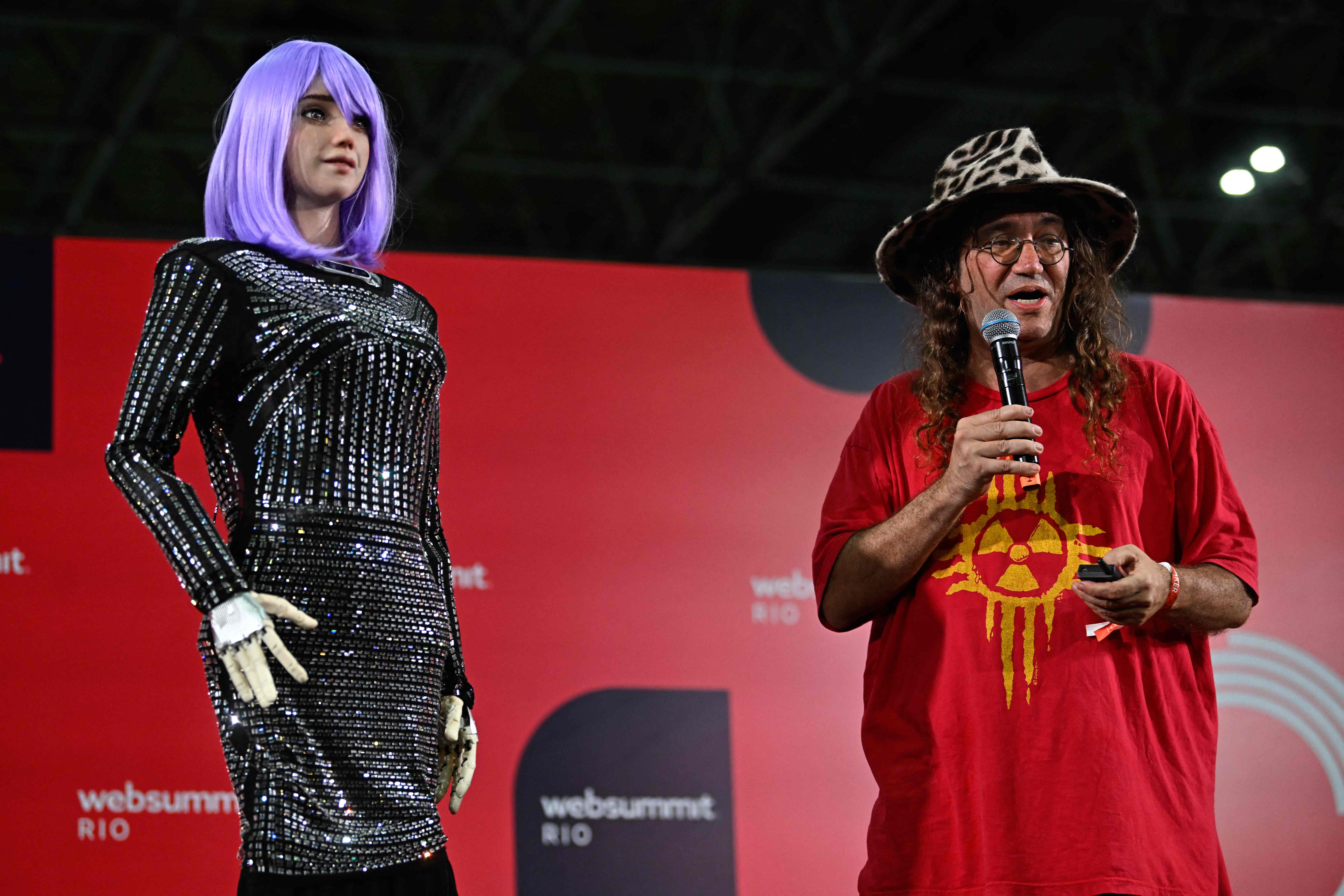 Ben Goertzel, pakar AI terkemuka bersama robot AI, Desdemona di acara Web Summit Rio 2023 