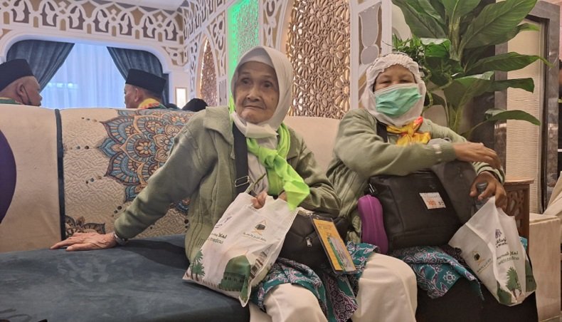Nenek Embun (75) saat akan berangkat ibadah haji di tahun 2023.