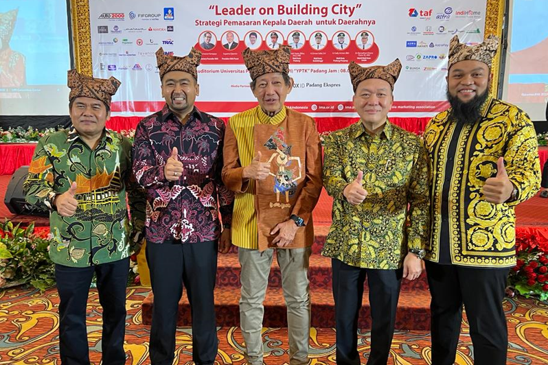 Setiap kepala daerah harus bisa memasarkan daerah masing-masing dengan cara inovatif yang bersifat positif dan menarik.