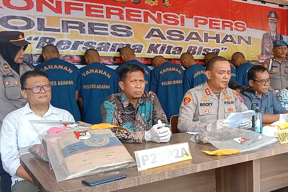 Kapolres Asahan Ajun Komisaris Besar Rocky Hahusunan Marpaung (tiga dari kanan).