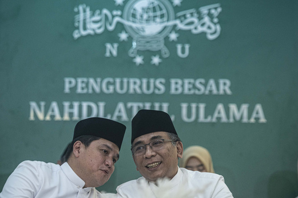 Ketua Umum Pengurus Besar Nahdlatul Ulama (PBNU) Yahya Cholil Staquf (kanan).