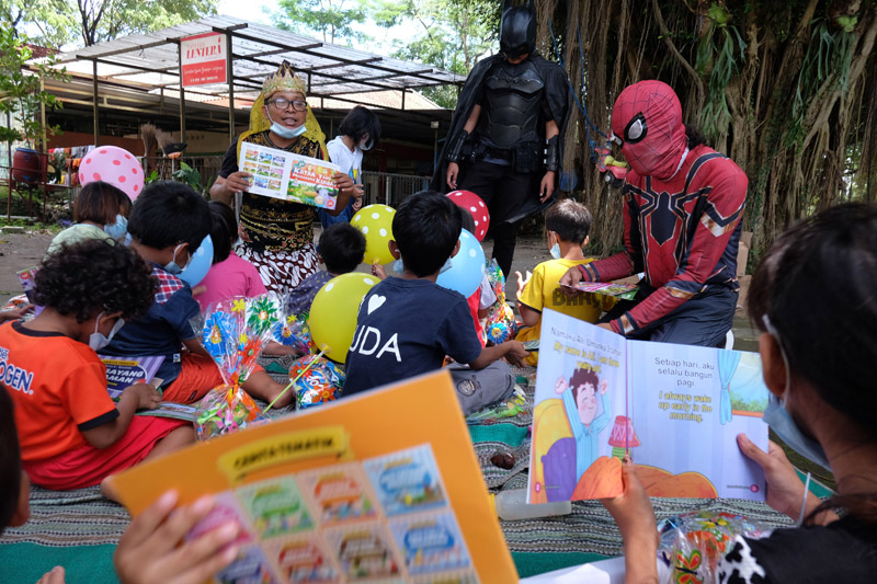 Ilustrasi - Mendongengkan cerita rakyat