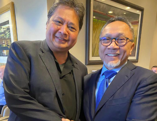 Ketua Umum Golkar Airlangga Hartarto (kiri) dan Ketua Umum PAN Zulkifli Hasan (kanan).