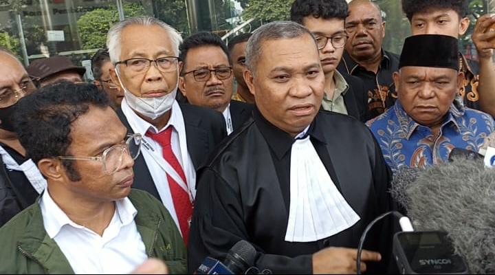 Roy Rening sengaja mengenakan baju toga sebagai caranya menyindir KPK yang menjadikan dirinya sebagai tersangka kasus perintangan penyidikan