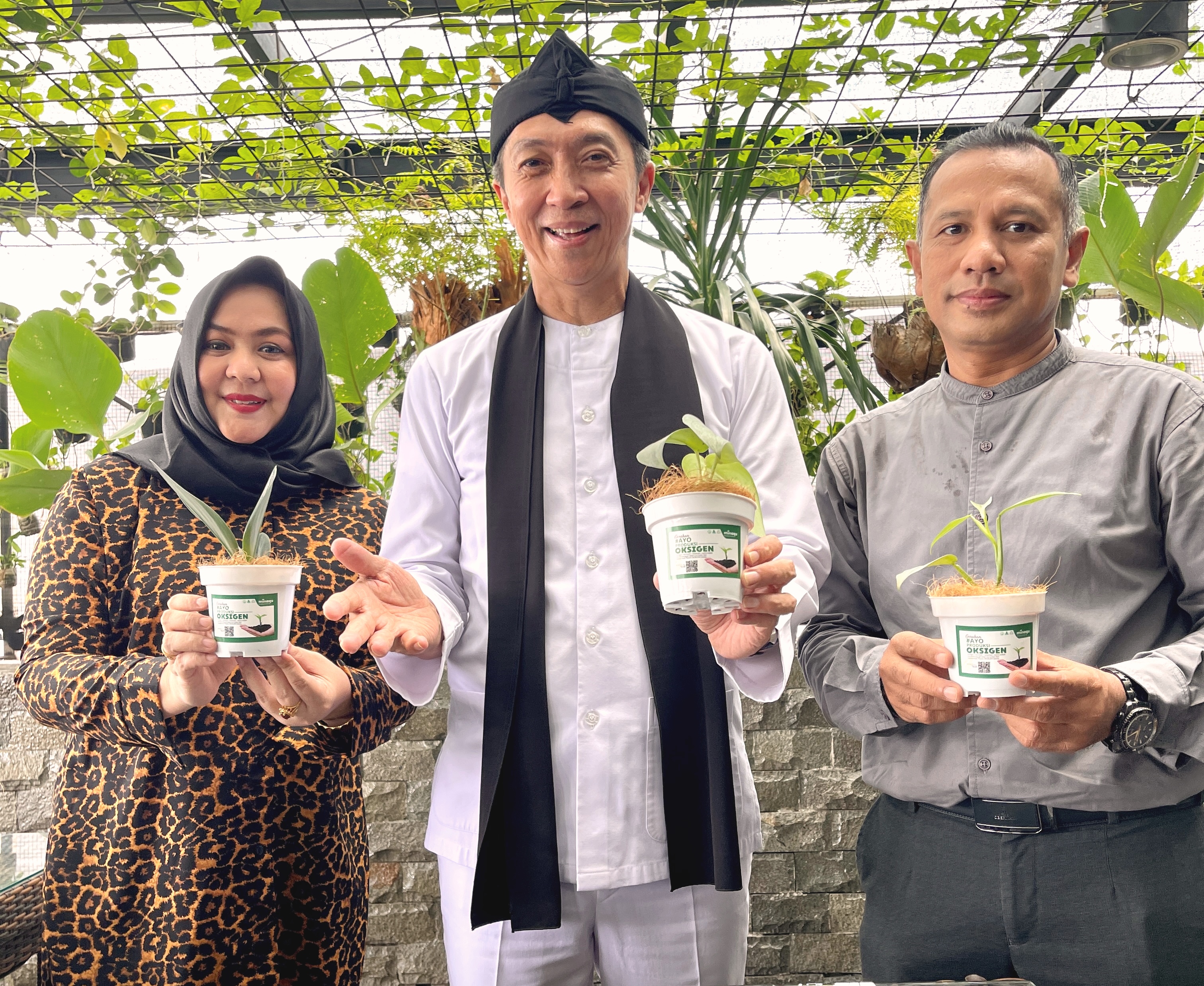 Wakil Wali Kota Bogor Dedie A Rachim (tengah), diapit Direktur Minaqu Indonesia Yasmin Sanad dan GM Bogor Valley Hotel Ali Hidayat.