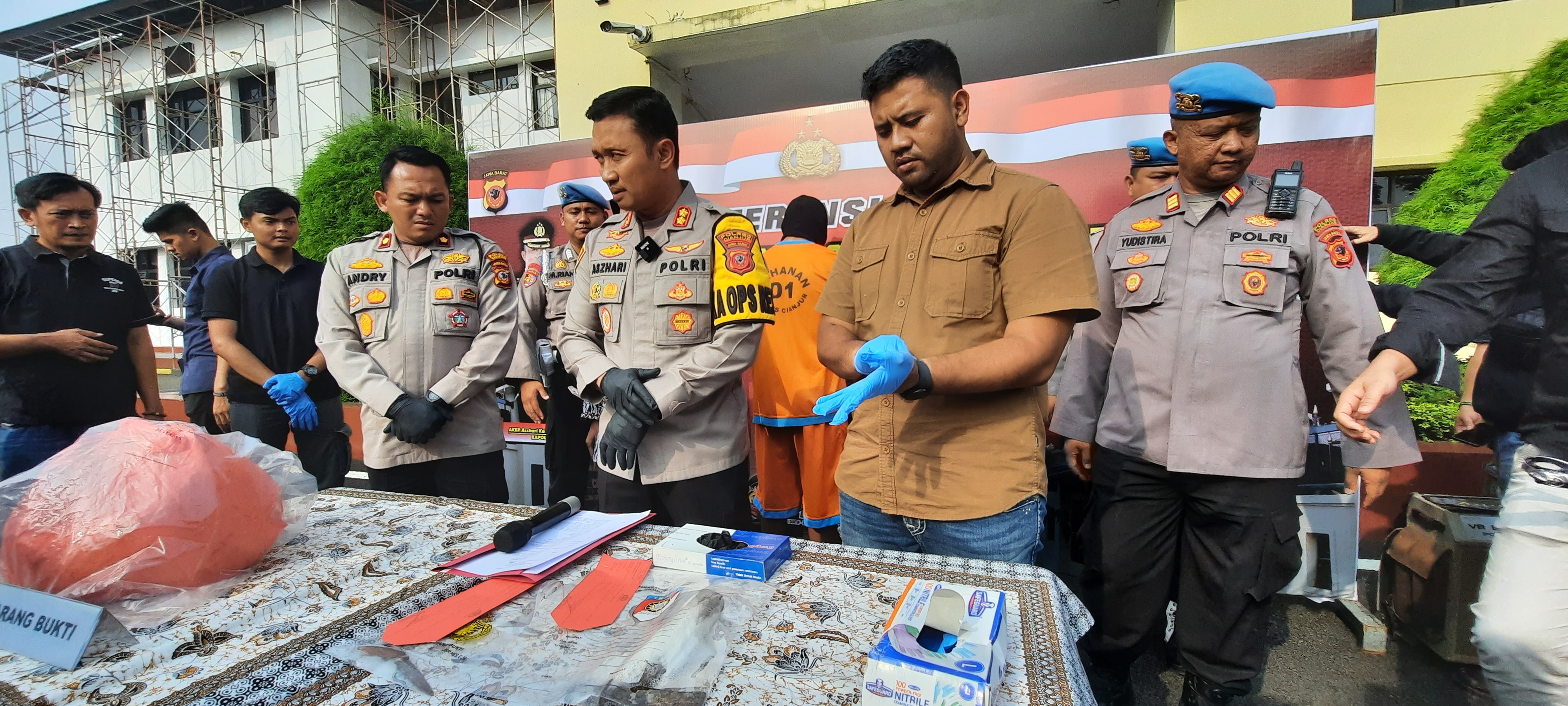 Polisi menunjukkan barang bukti kasus pembunuhan oleh kakak adik di Cianjur.