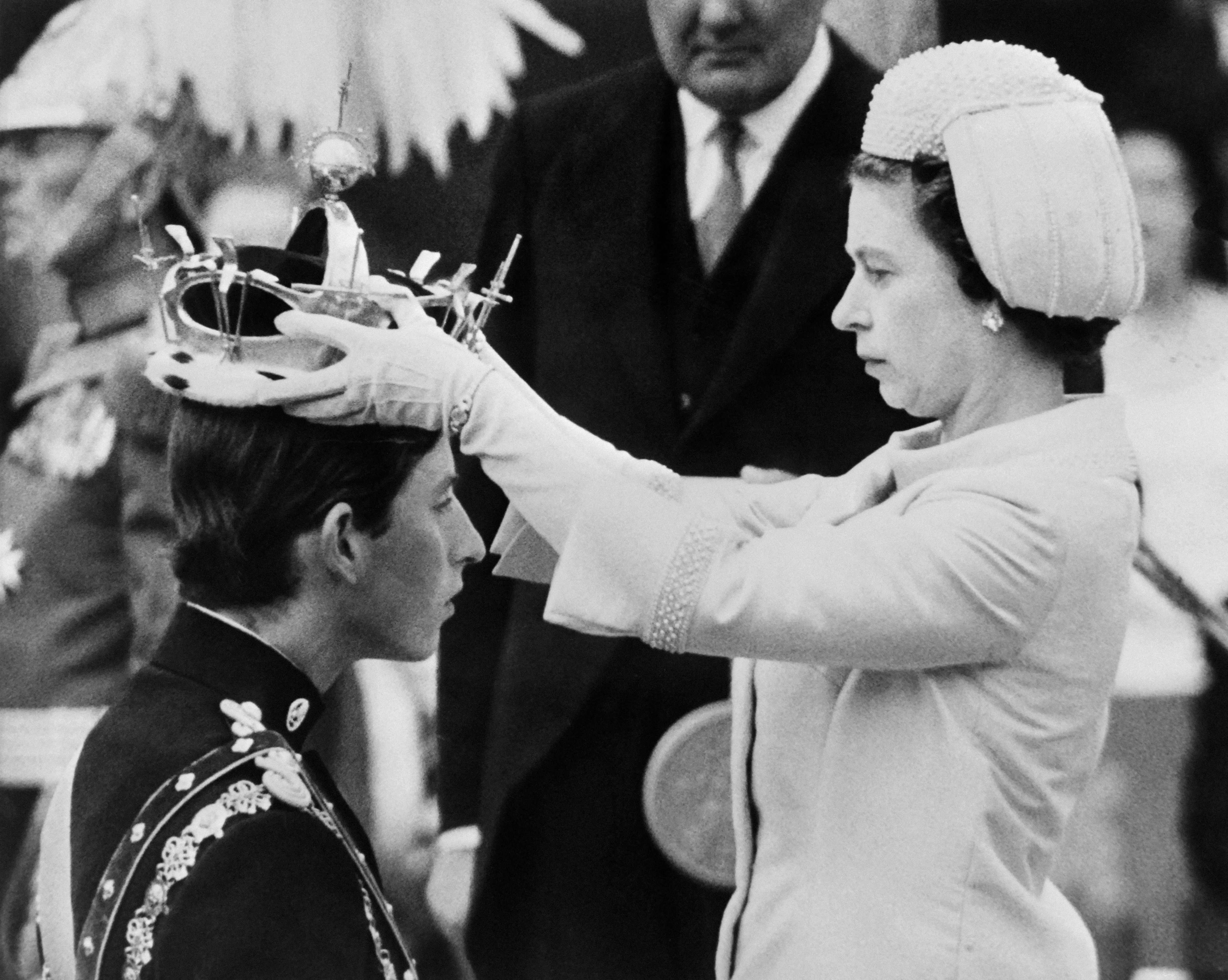 Momen Ratu Elizabeth II memahkotai Pangeran Charles sebagai Prince of Wales pada 1 July 1969.