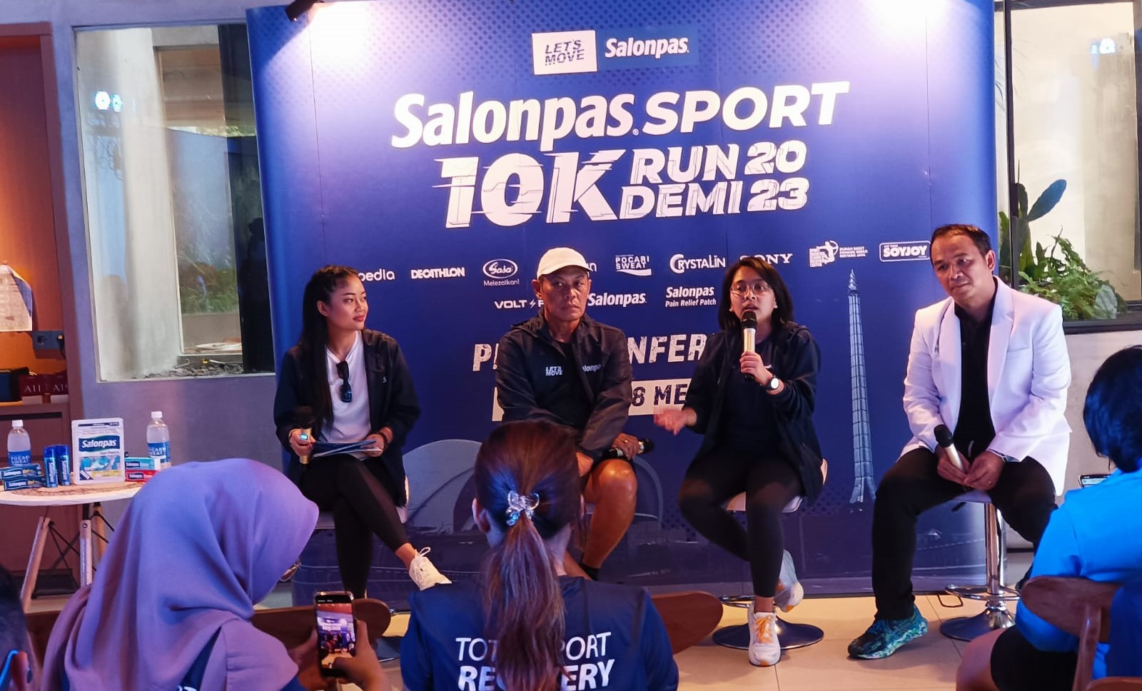 Konferensi pers Salonpas Sport 10K Demi 2023  yang digelar di Jakarta.