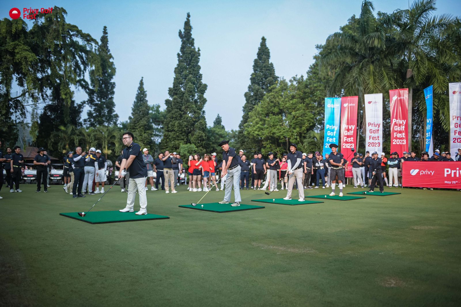Sejumlah perserta tengah memukul bola pada  Privy Golf Festival (PGF) 2023 di lapangan golf Gunung Geulis Country Club, Bogor, Jawa Barat.