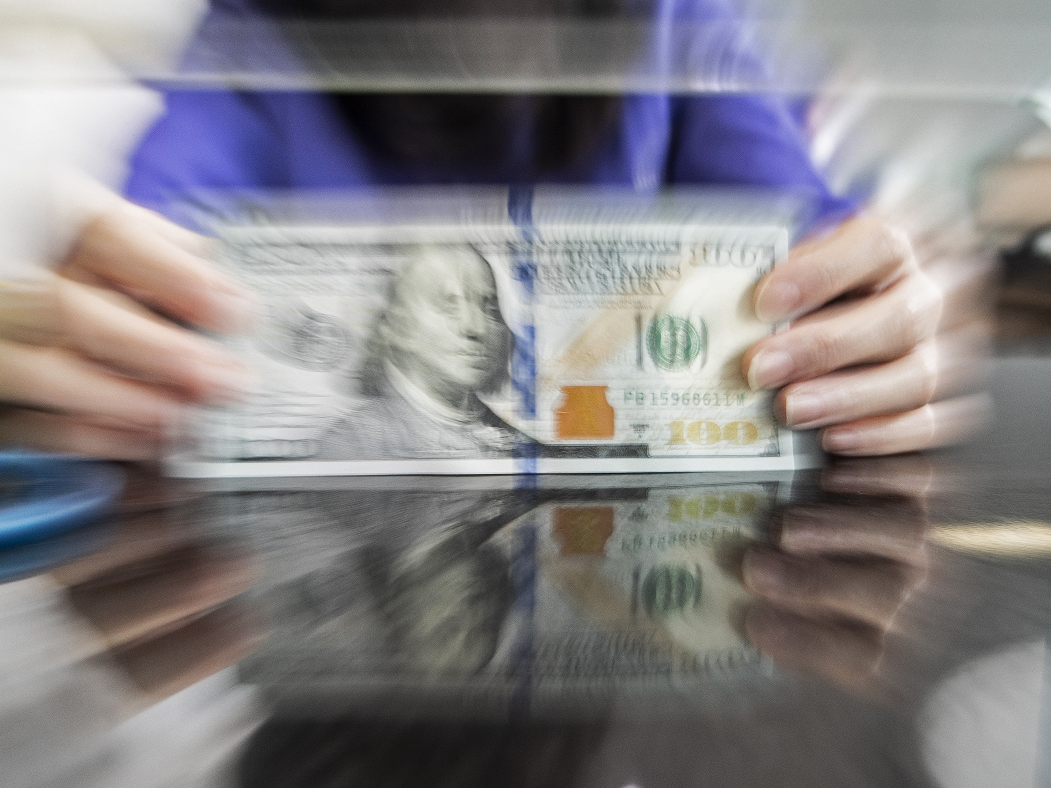 Petugas menghitung uang dolar AS di gerai penukaran mata uang asing VIP (Valuta Inti Prima) Money Changer, Jakarta, Jakarta.