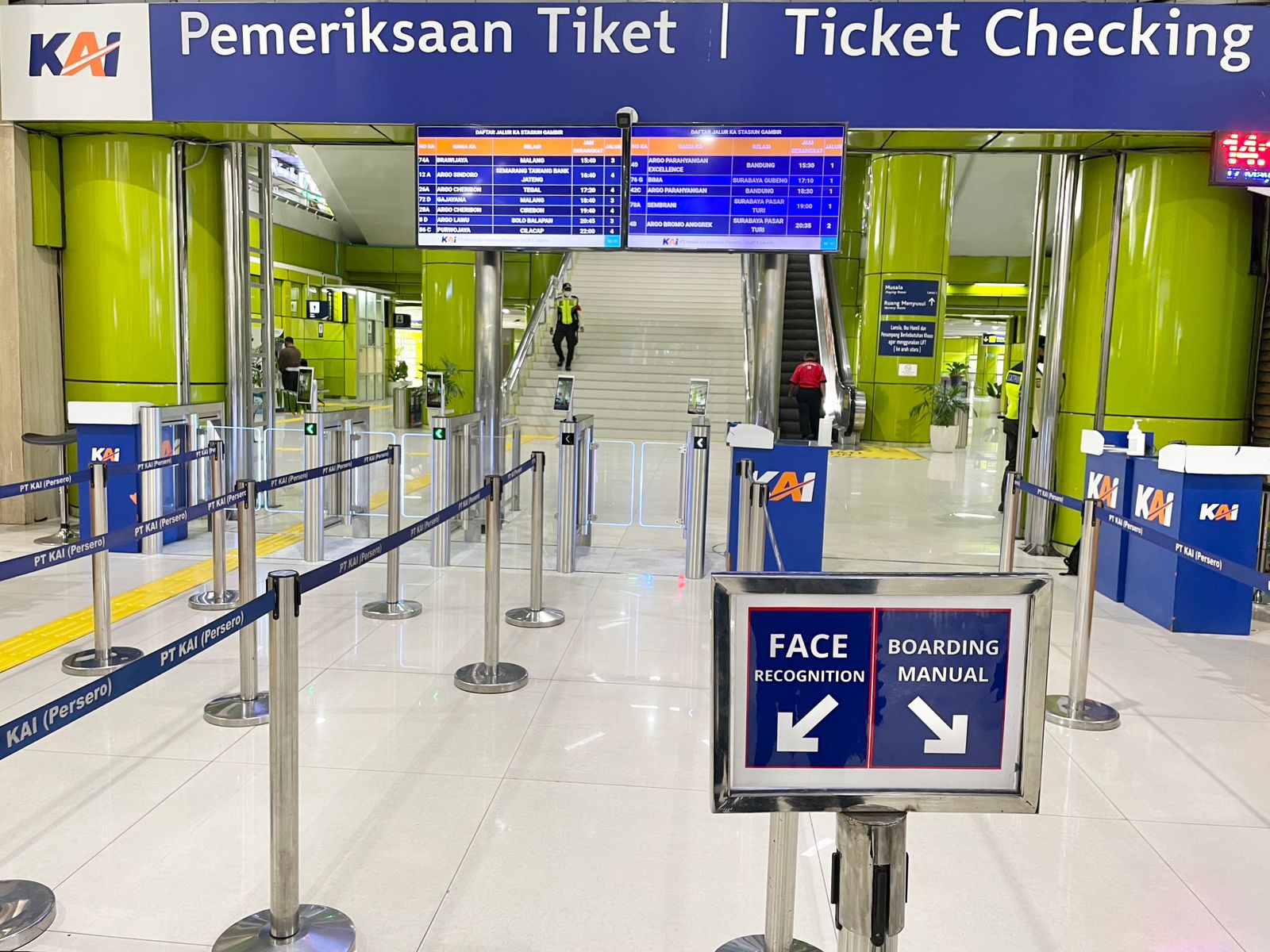 Pemeriksaan tiket kereta api dengan menggunakan teknologi pindai wajah diberlakukan di Stasiun Gambir per 17 Mei 2023.