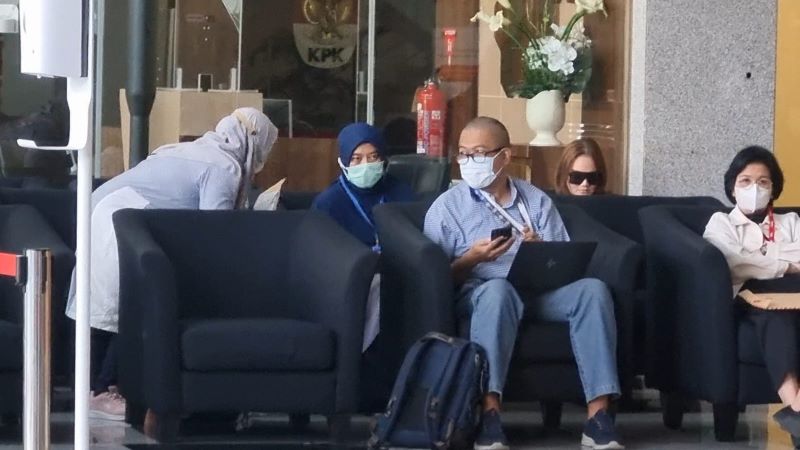 Wakil Gubernur Lampung Chusnunia Chalim (tengah, baju biru) memenuhi panggilan KPK untuk klarifikasi LHKPN.