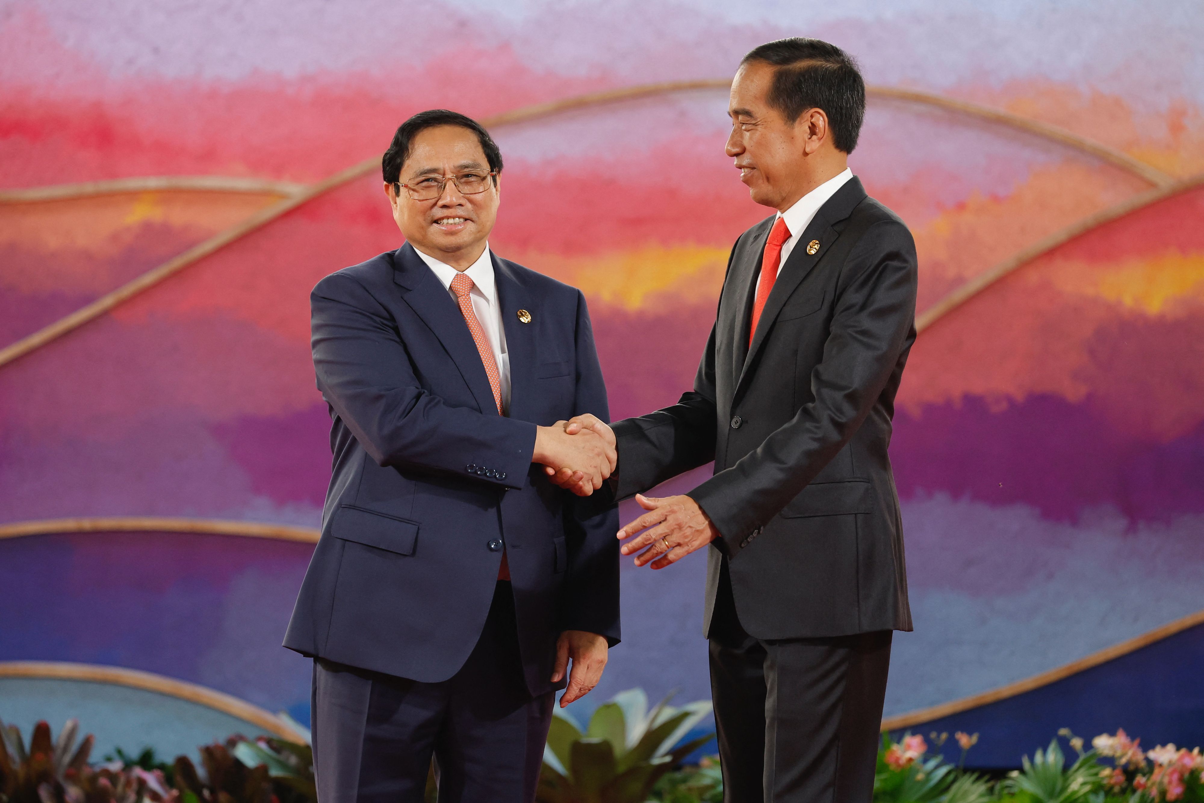 Presiden Joko Widodo (kanan) dan Perdana Menteri (PM) Vietnam Pham Minh Chinh (Kiri) saat KTT ASEAN di Labuan Bajo, NTT, Selasa (10/5).