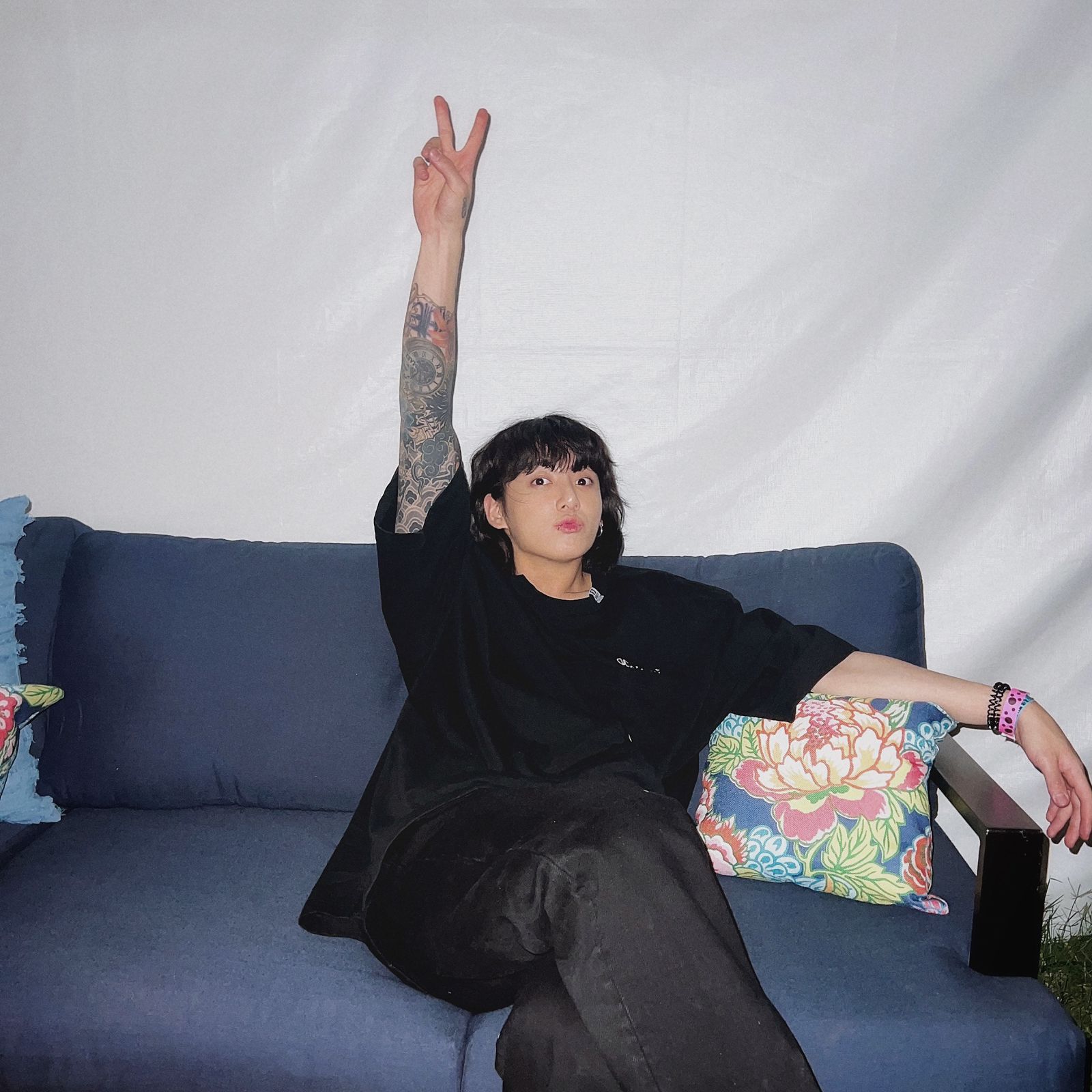 Jungkook BTS melarang Army mengiriminya makanan dan ganggu privasi lewat unggahan Weverse, Kamis (4/5)