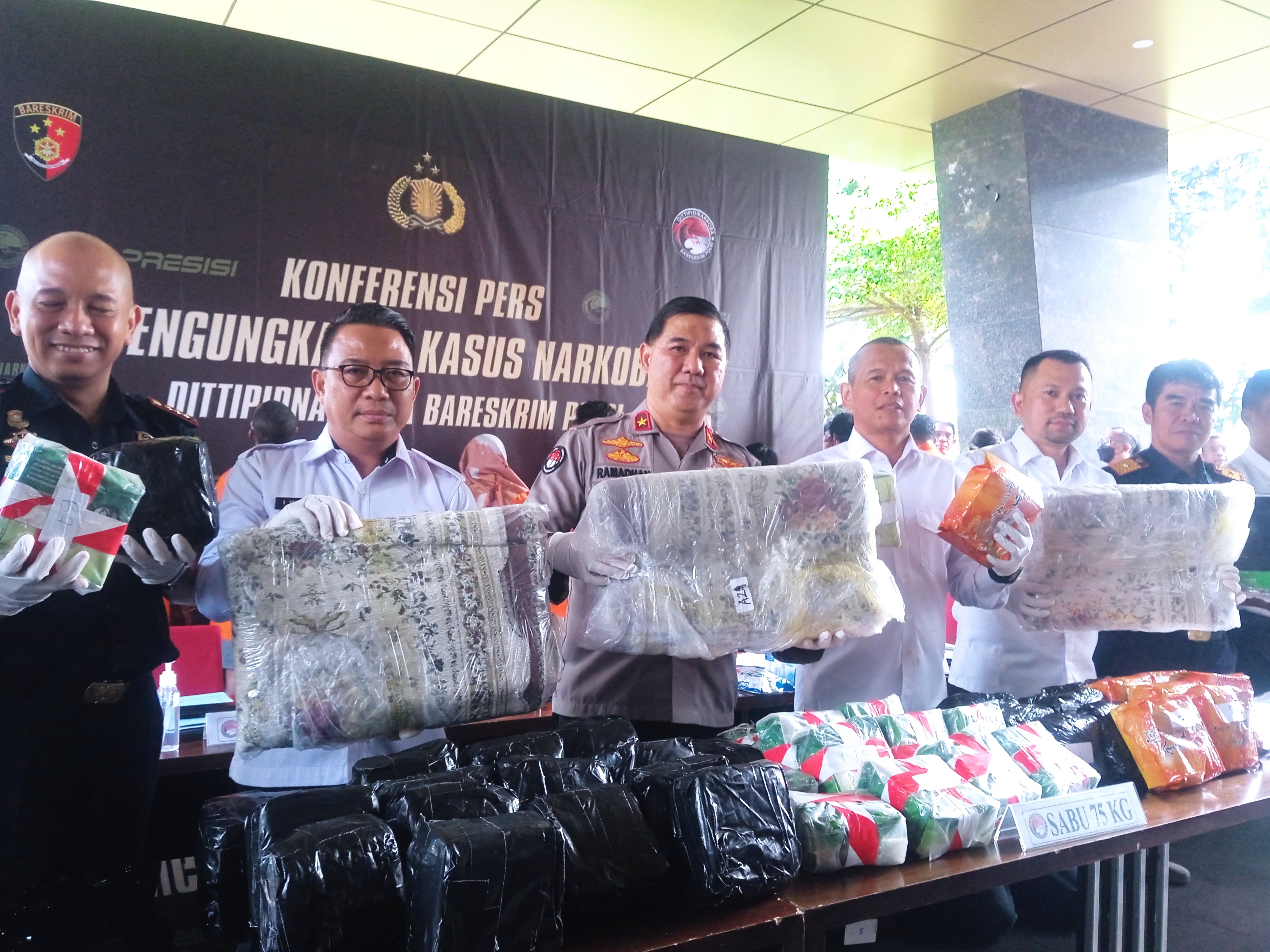 Penyelundupan sabu yang diserapkan ke dalam tiga buah gorden ukuran 3x2 meter dengan berat 12 kilogram.