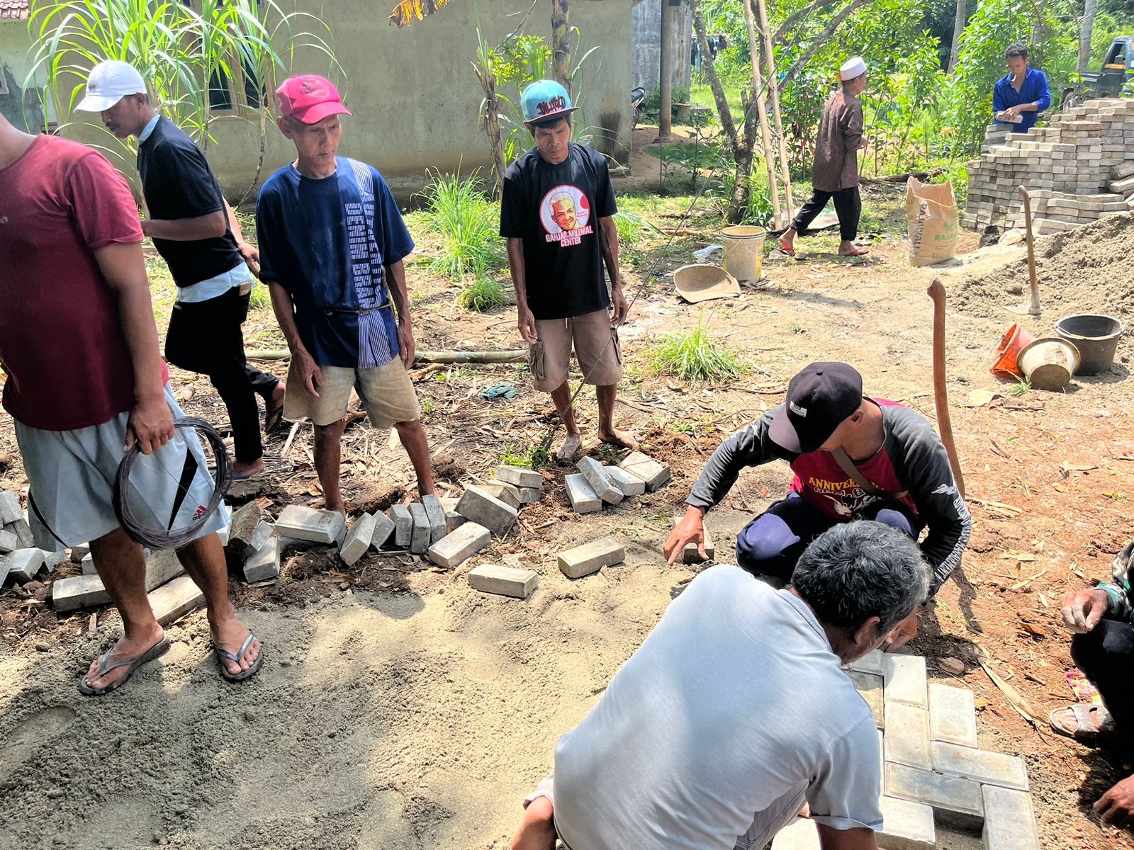 Sukarelawan GMC Banten ikut bantu pasang paving blok di Desa Cipining Lebak, Banten