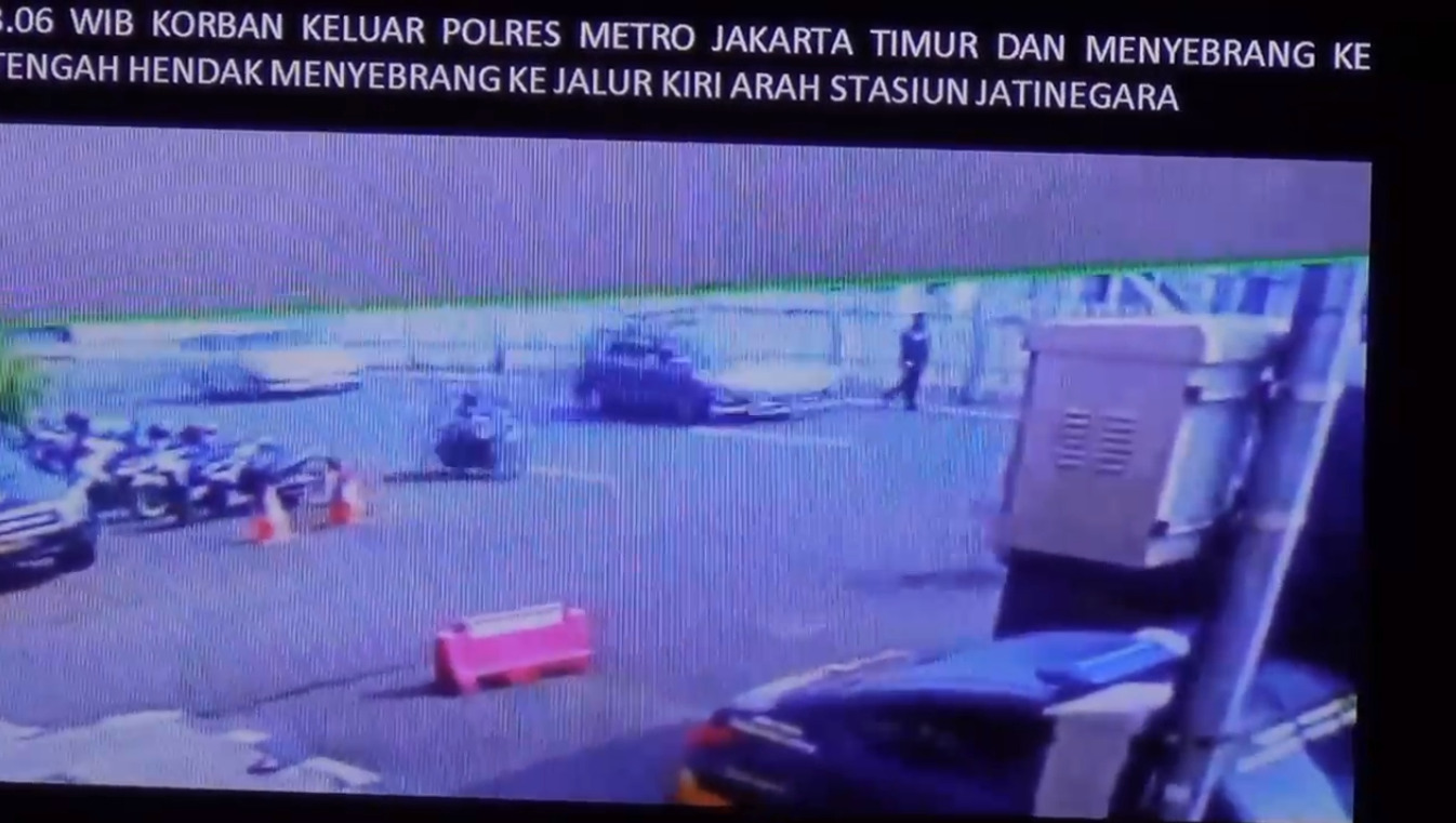 AKBP Buddy terekam CCTV saat berada di kantor sebelum tewas di rel stasiun Jatinegara.