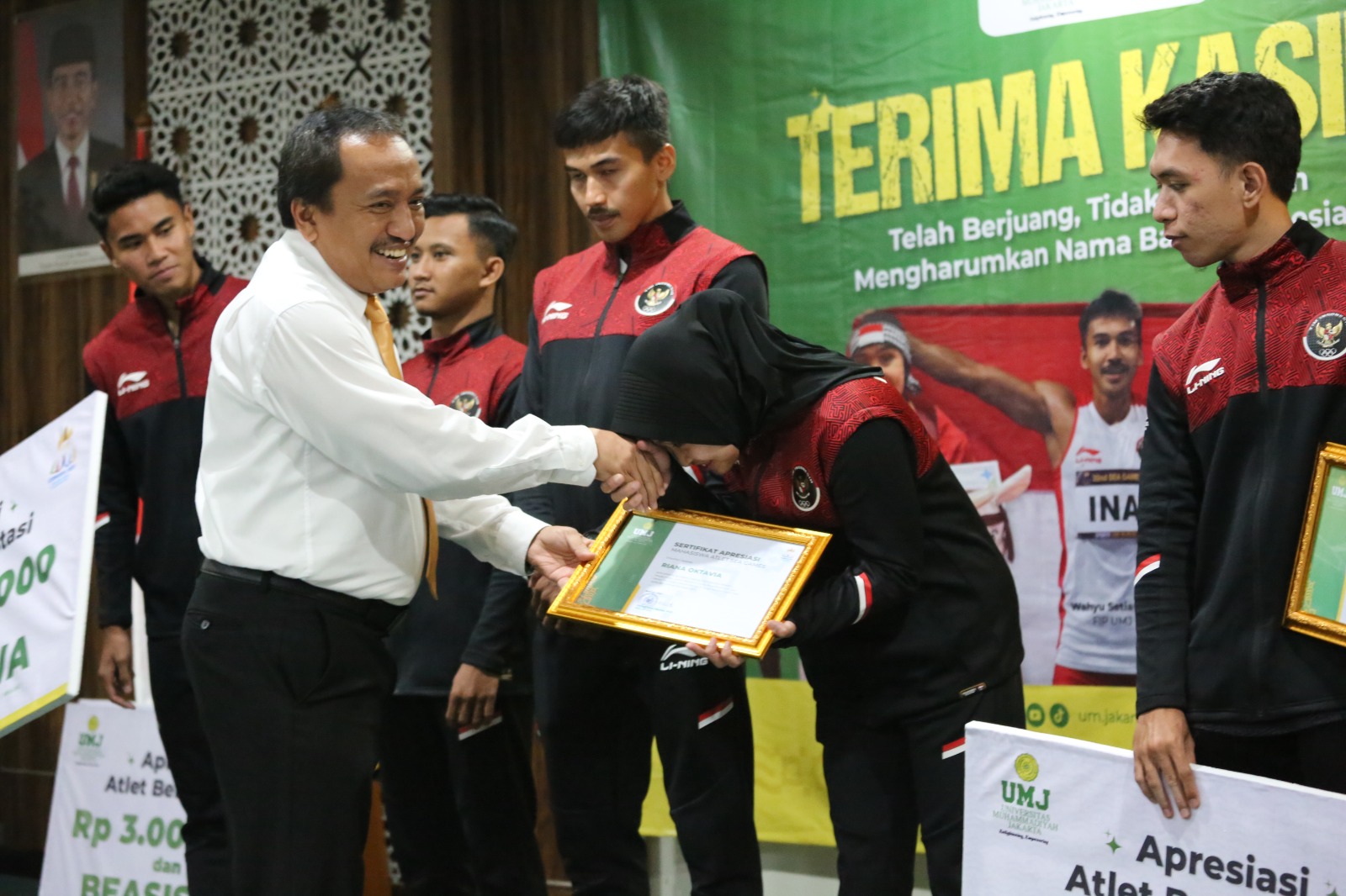 Rektor UMJ Ma'mun Murod memberikan apresiasi kepada lima mahasiswa yang berprestasi di ajang SEA Games 2023 Kamboja, Rabu (24/5).