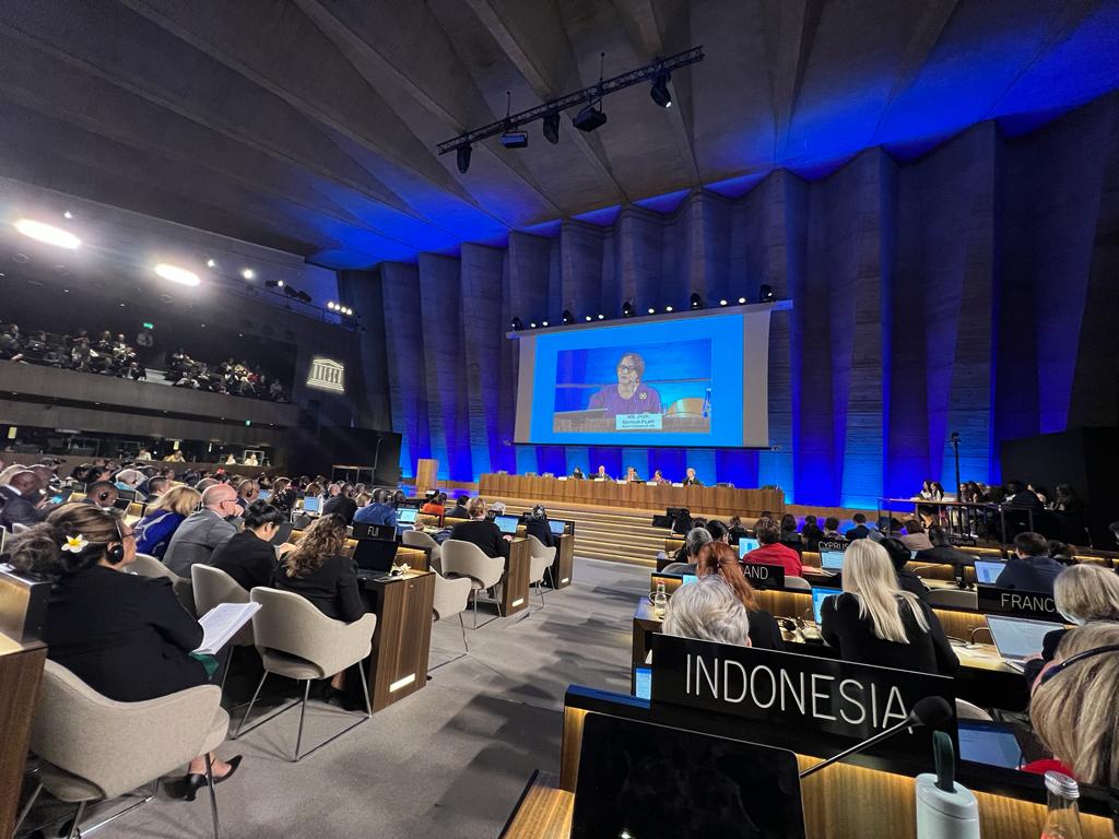 Dirjen PSLB3, KLHK, Rosa Vivien Ratnawati, tampak di monitor, memberi pemaparan pada INC-2 di Markas UNESCO, Paris, Senin (29/5).