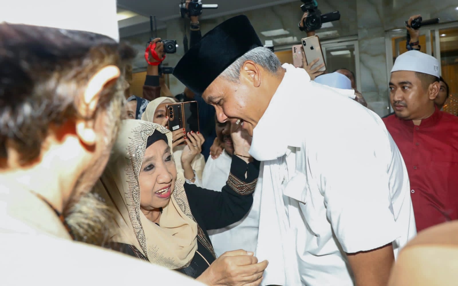 Ganjar Pranowo menerima sorban putih dari Nyai Ainur di Surabaya
