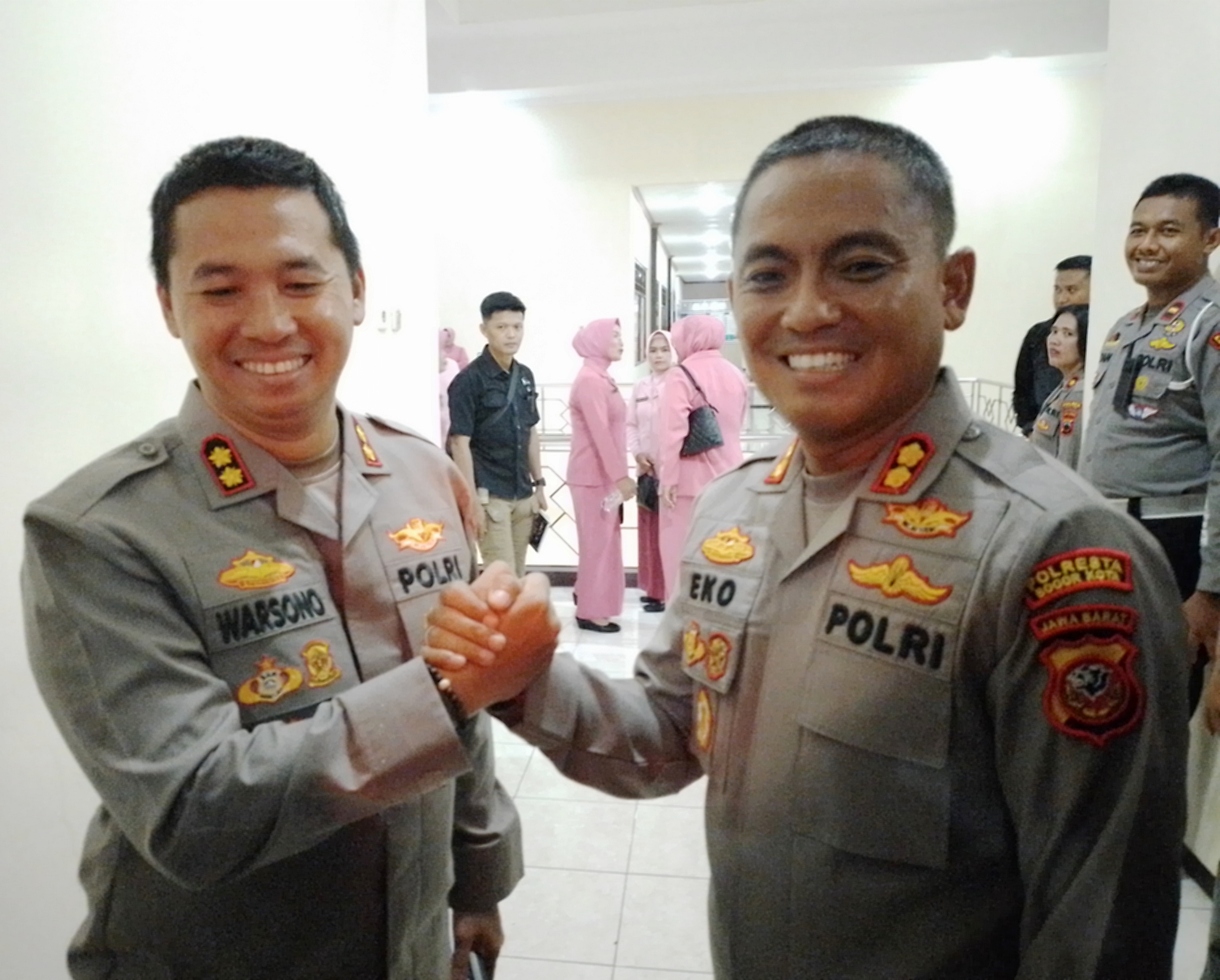 Pejabat lama Kapolres Klaten AKB Eko Prasetyo bersama penggantinya AKB Warseno