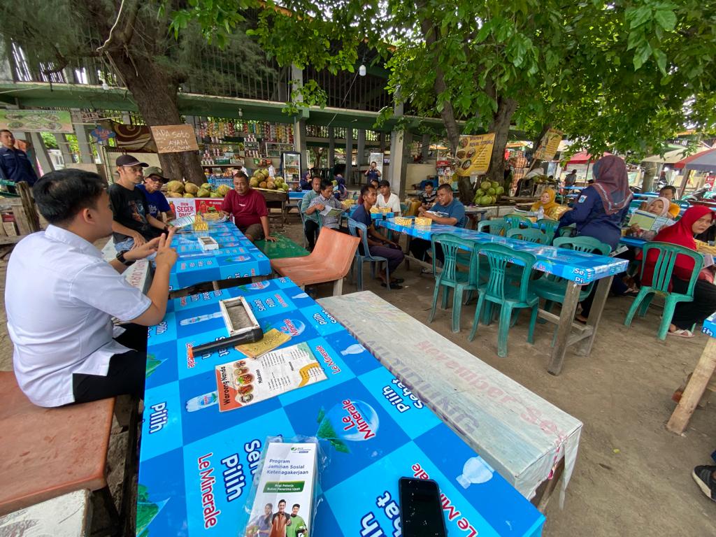 BPJS Ketenagakerjaan Kantor Cabang Jakarta Kelapa Gading melakukan sosialisasi kepada pekerja rentan di Kepulauan Seribu.