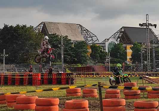 Sejumlah kroser melakukan jumping lomba Trial Game Dirt seri perdana di Sirkuit Beteng Vastenburg, Solo.