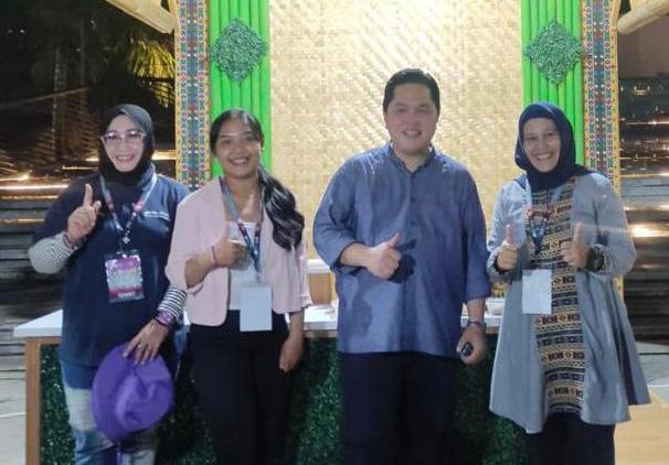 Tiga pelaku UKM binaan Pelindo berpose bersama Menteri BUMN Erick Thohir pada ajang SME's HUB di KTT ASEAN 2023, Labuan Bajo, NTT.