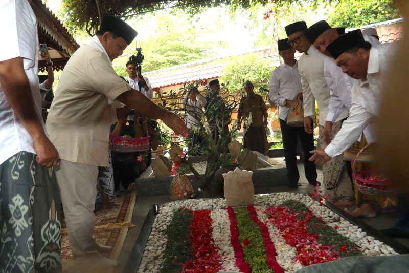  Prabowo Subianto (kiri) menaburkan bunga di atas makam KH Abdurahman Wahid atau Gus Dur di makam Pondok Pesantren Tebuireng.