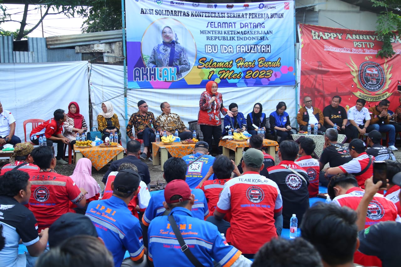 Peringati Hari Buruh Internasional, Menaker Ida Fauziyah menggelar dialog dengan para pekerja informal di Jakarta, Senin (1/5).